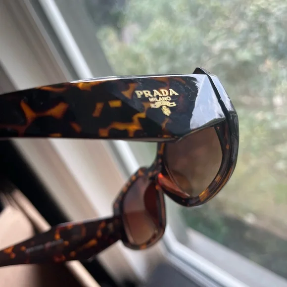 Tortoise sunglasses prada gold detailing - www.miradio.com.sv display picture 1